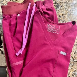 Magenta Figs scrubs. S Catarina top, XS Zamora joggers